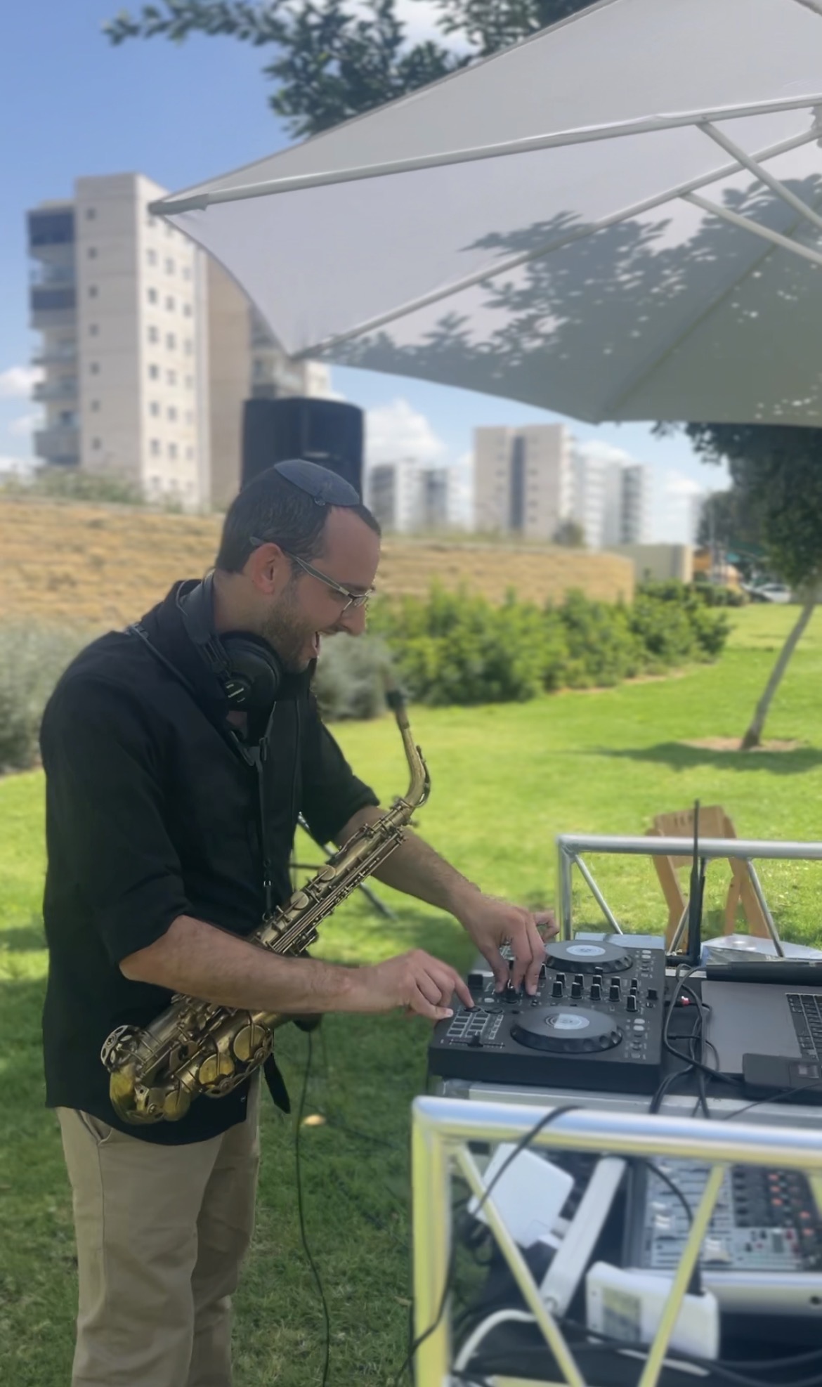 הראל עזרא — נגן זמר ודיג׳יי לאירועים
